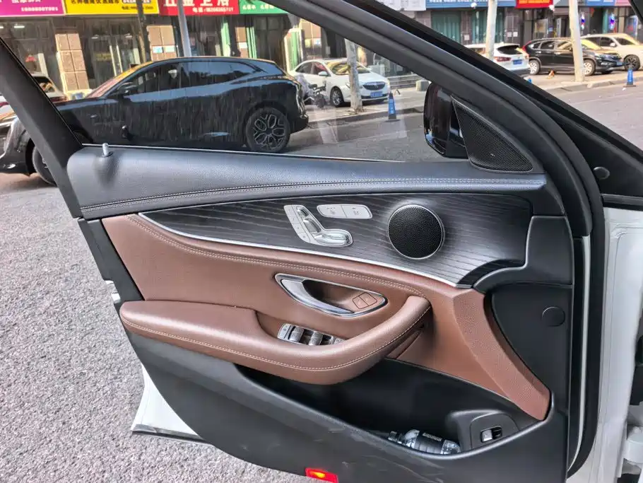 Mercedes-Benz E-Class — миниатюра 7