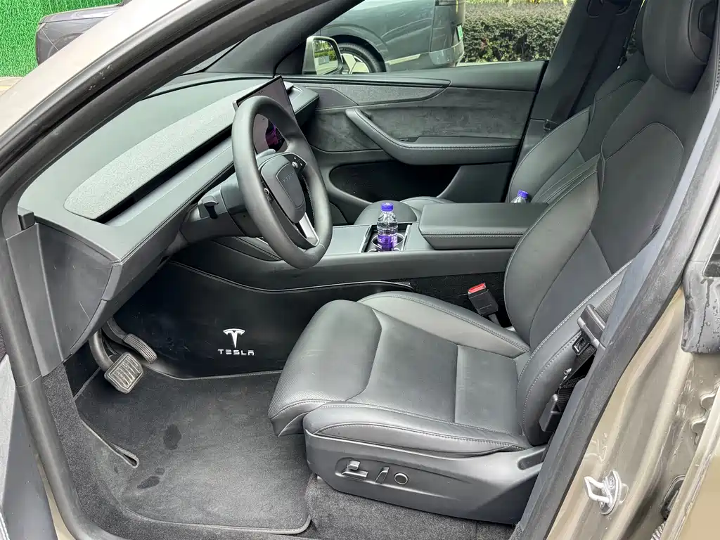Tesla Model Y L — миниатюра 8