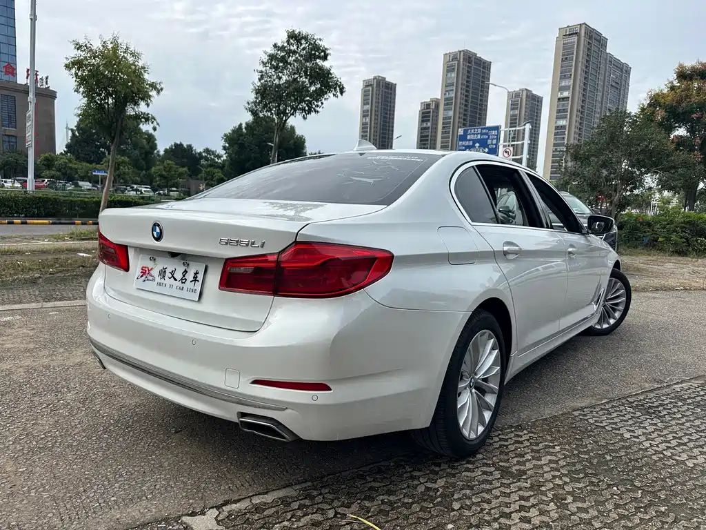 BMW 5 Series — миниатюра 4