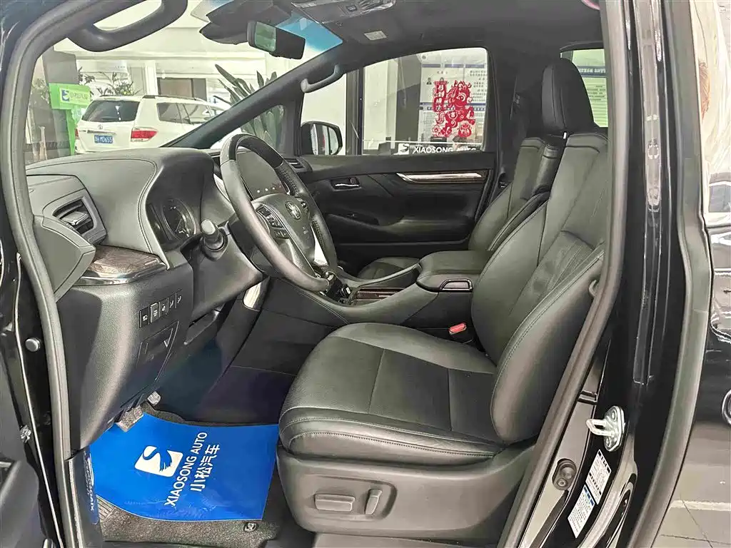 Toyota Alphard — миниатюра 7