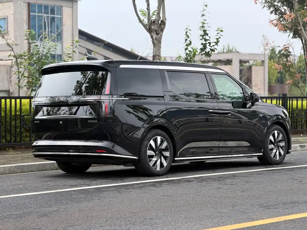 Volvo EM90 — миниатюра 4