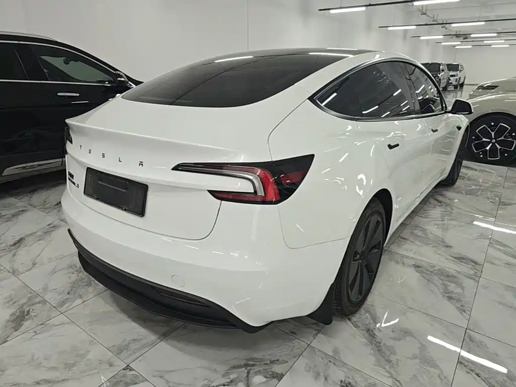 Tesla Model 3 — миниатюра 7