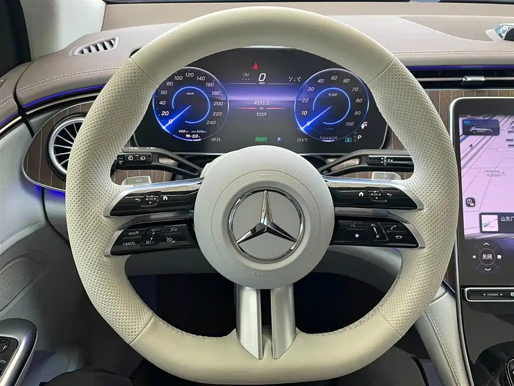 Mercedes-Benz EQE SUV — миниатюра 7