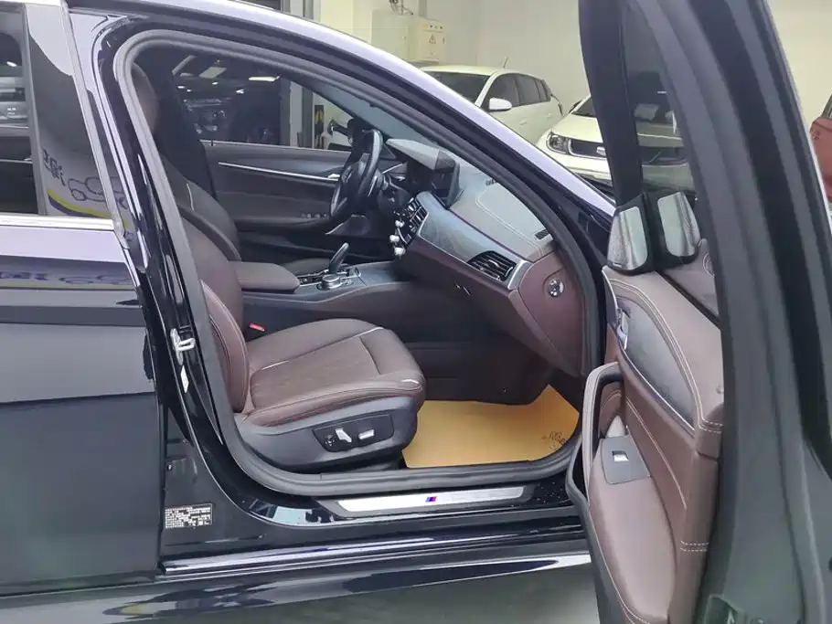 BMW 5 Series — миниатюра 8