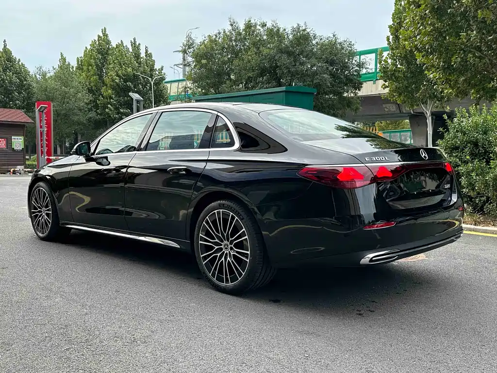 Mercedes-Benz E-Class — миниатюра 6