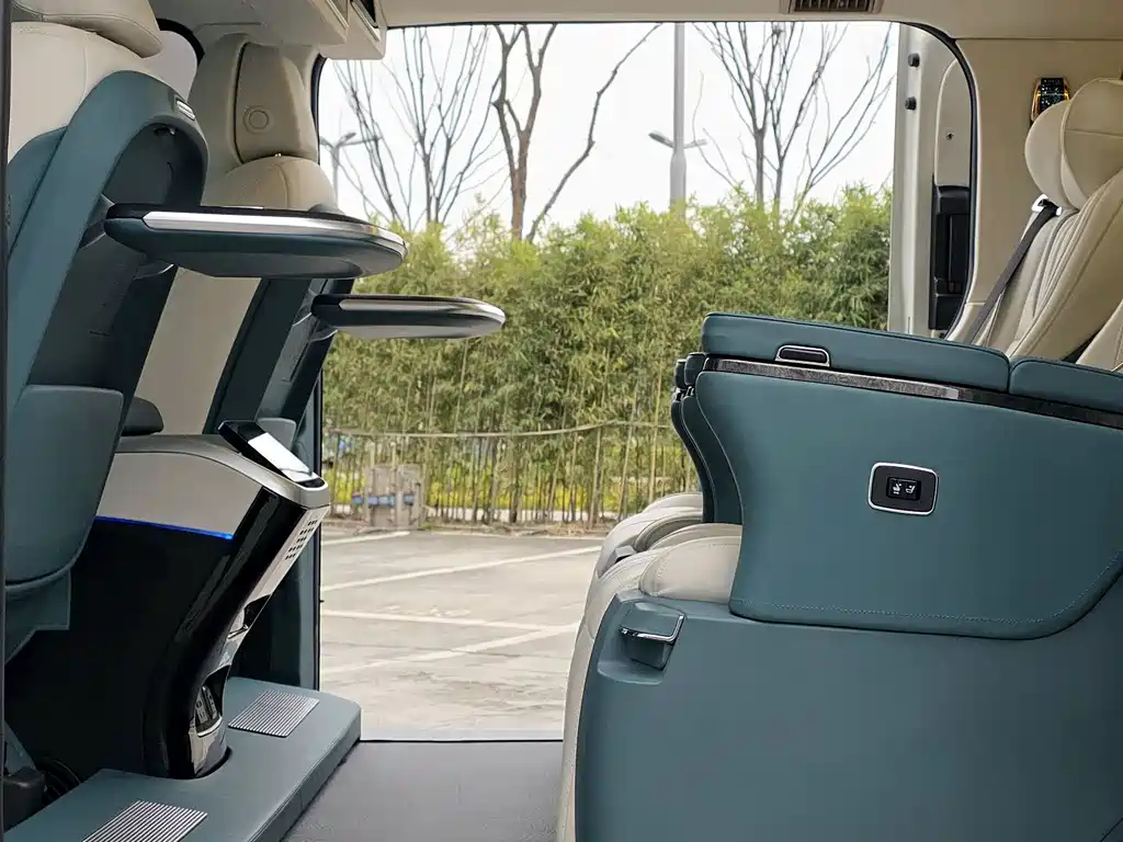 Toyota HiAce 2024 3.5L 7 мест