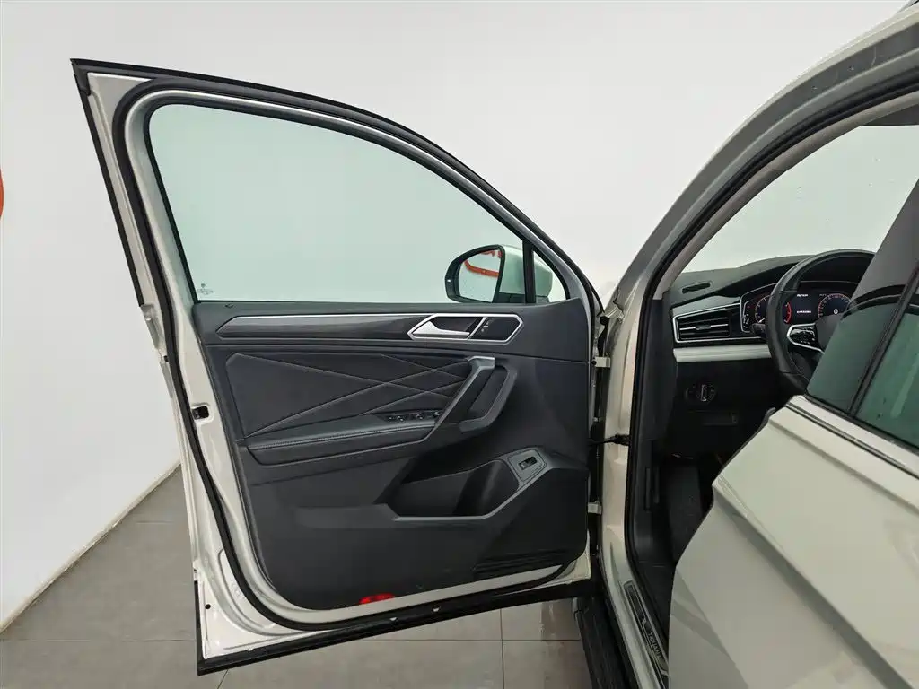 Volkswagen Tiguan L L 2022 330TSI AT Smart