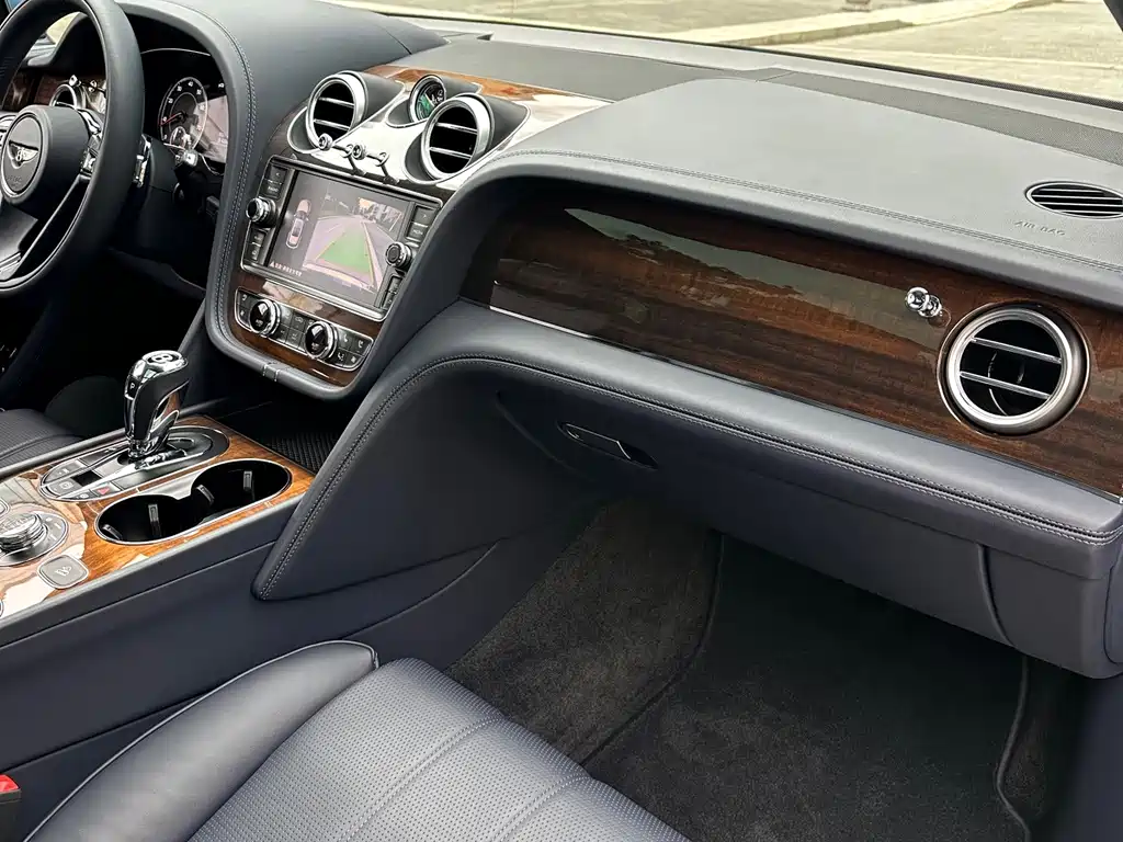 Bentley Bentayga — миниатюра 12