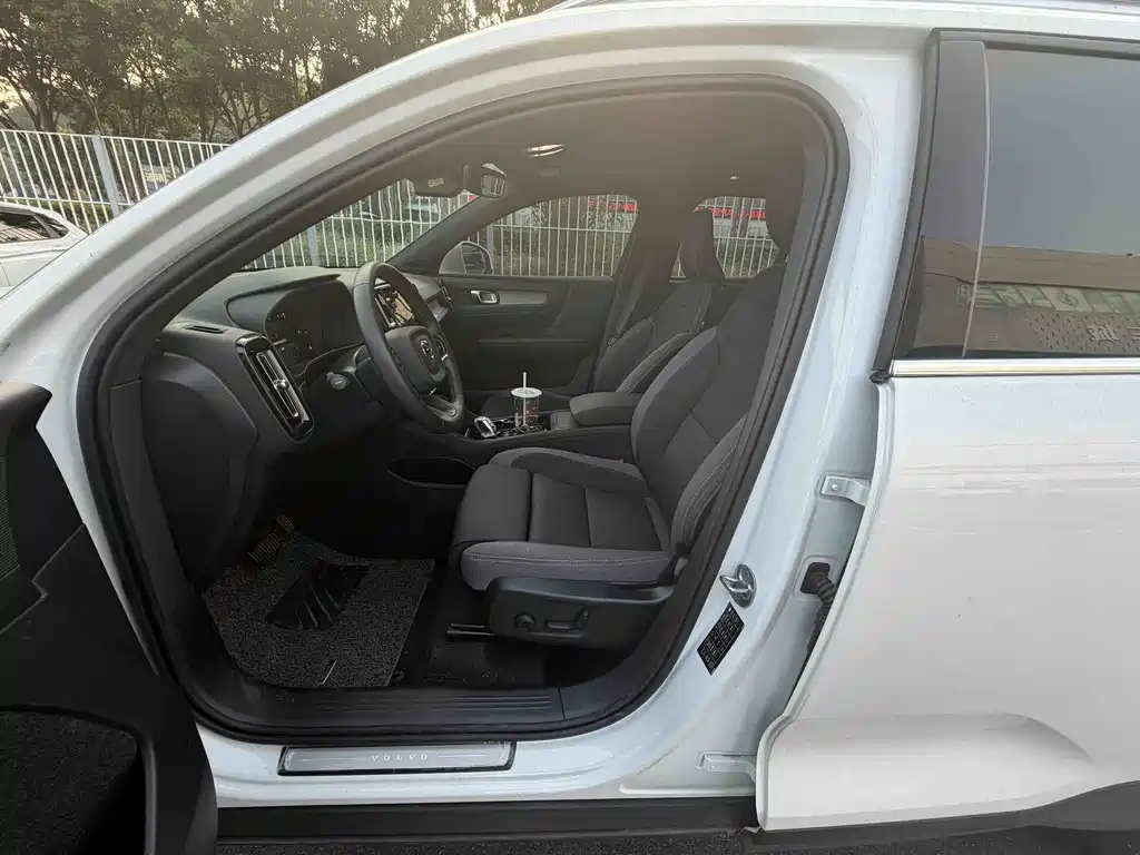 Volvo XC40 — миниатюра 4
