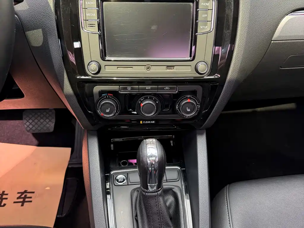 Volkswagen Sagitar 2017 180TSI AT Premium