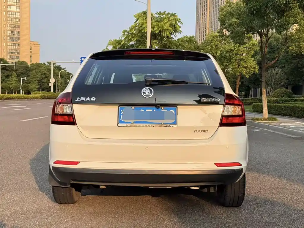 Skoda Rapid Spaceback 2014 1.6L AT Enjoy