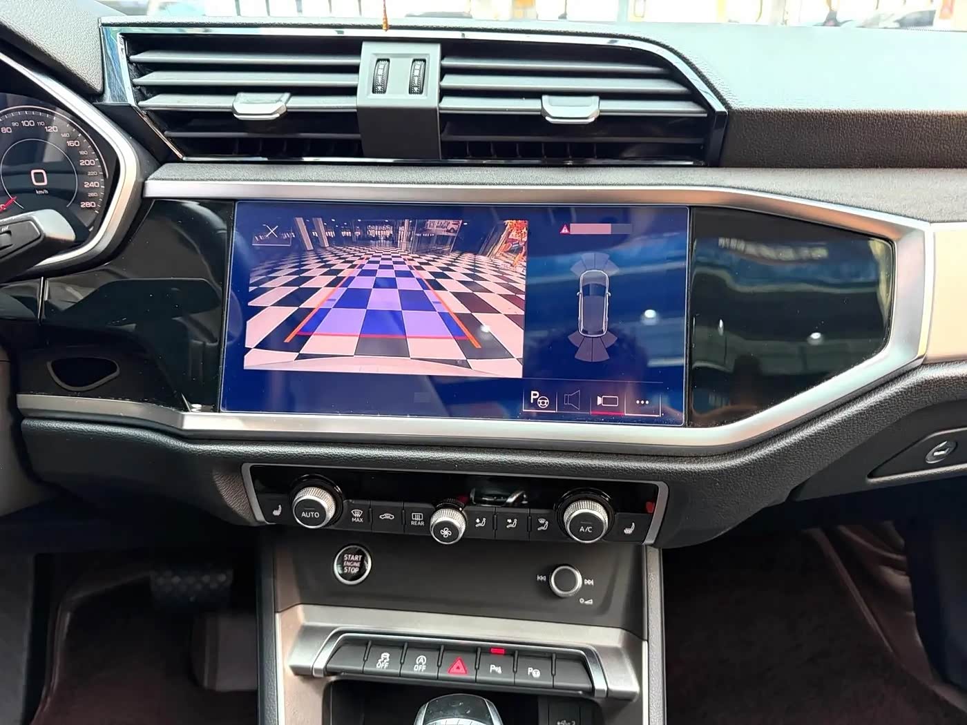 Audi Q3 1.4 л 2023 г. Белый, пробег 32000 км