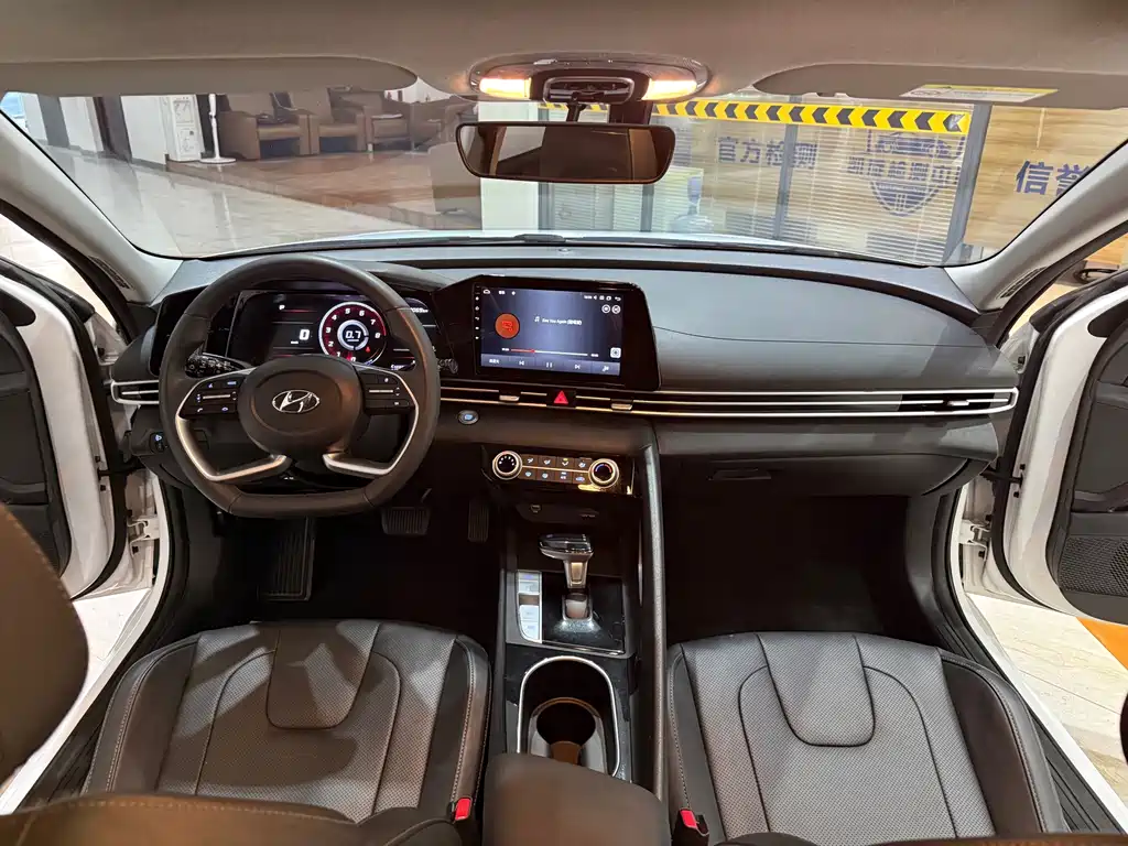Hyundai Elantra — миниатюра 12