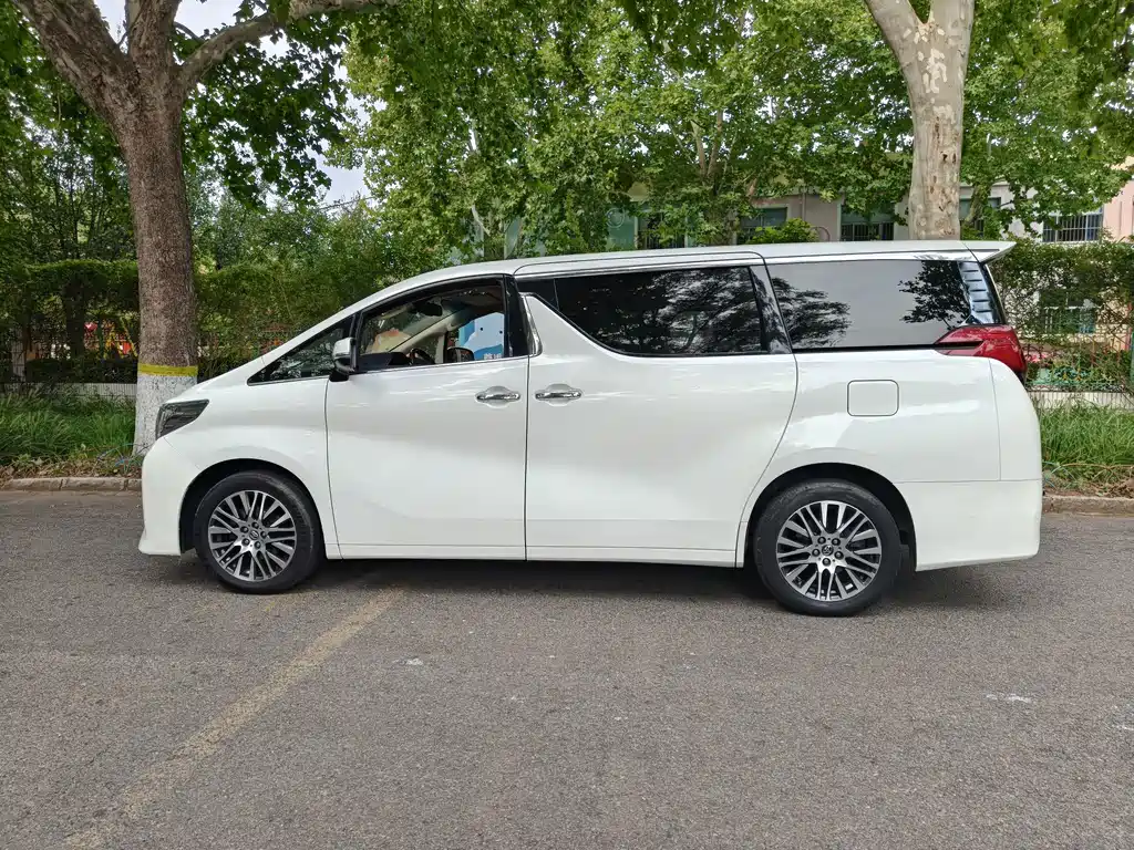 Toyota Alphard — миниатюра 4