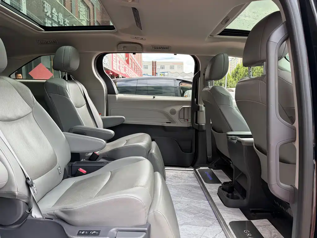 Toyota Granvia — миниатюра 13