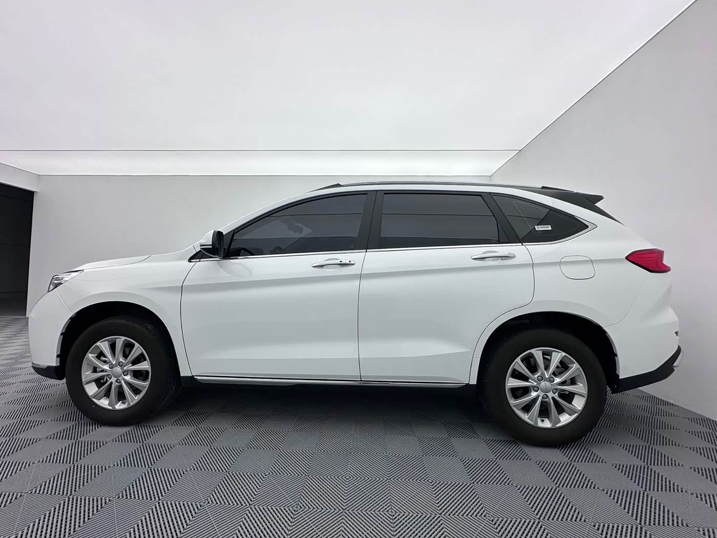 Haval Haval M6 1.5 л 2022 г. Белый, пробег 4000 км