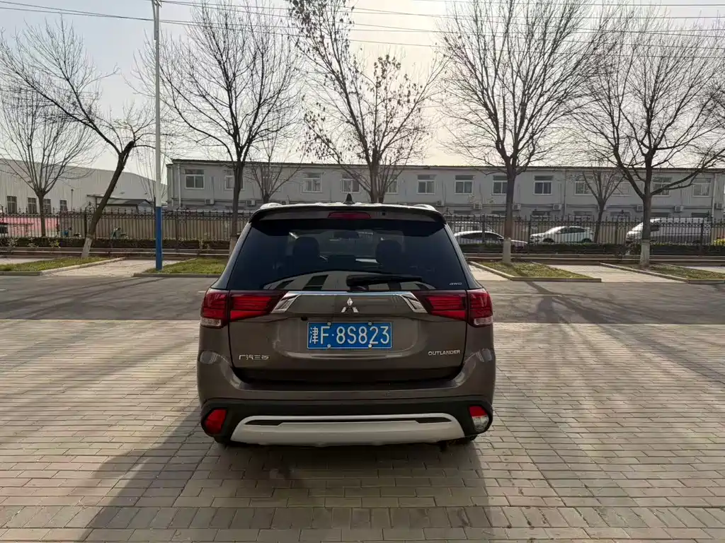 MITSUBISHI OUTLANDER