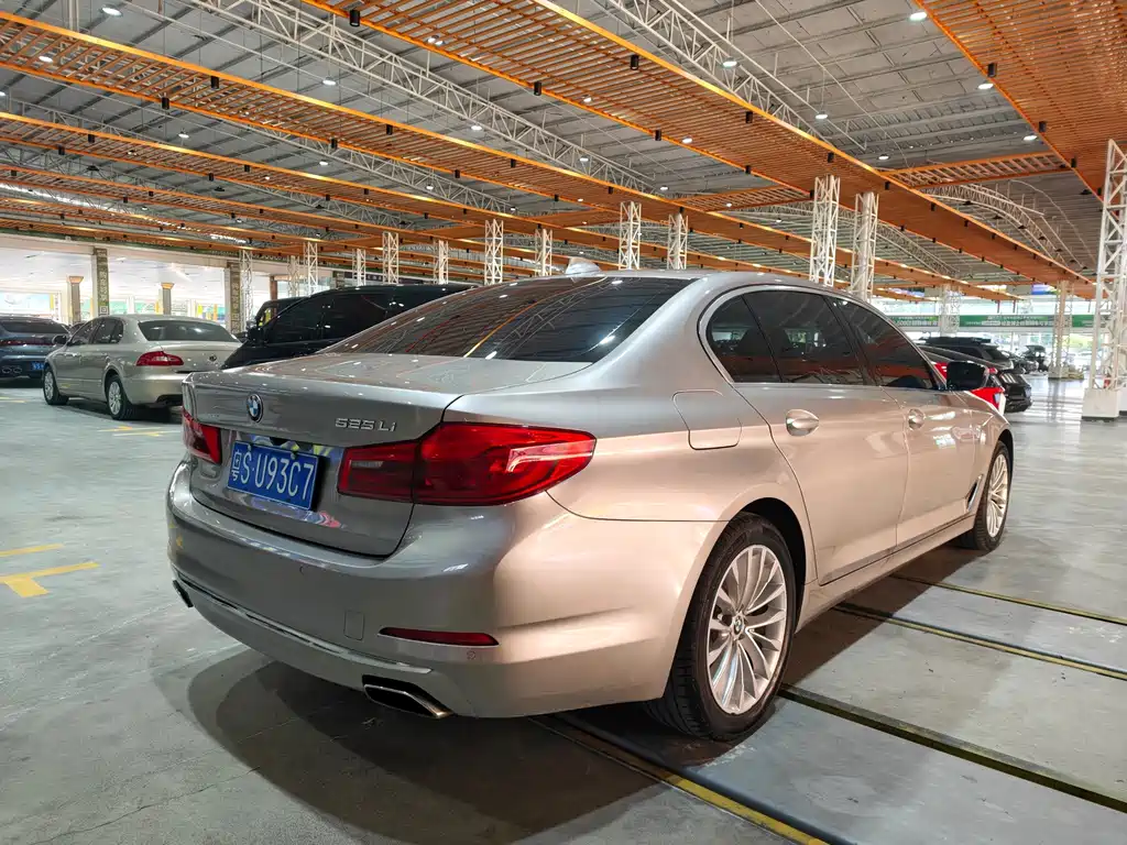 BMW 5 Series — миниатюра 11