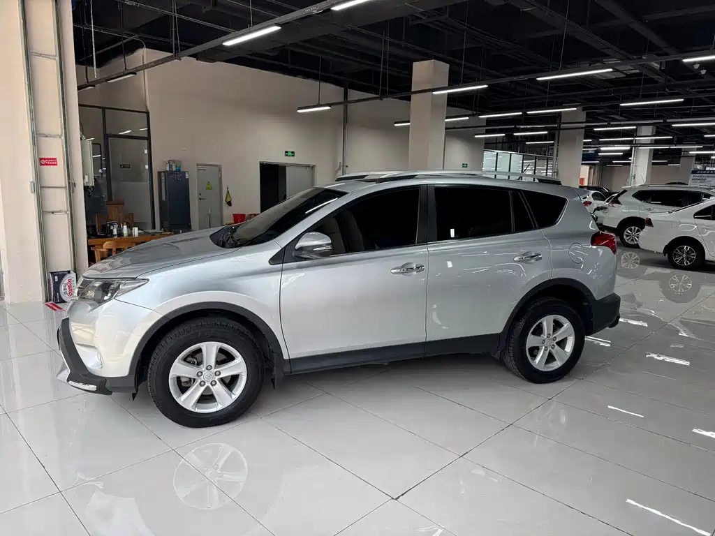 Toyota RAV4 — миниатюра 8