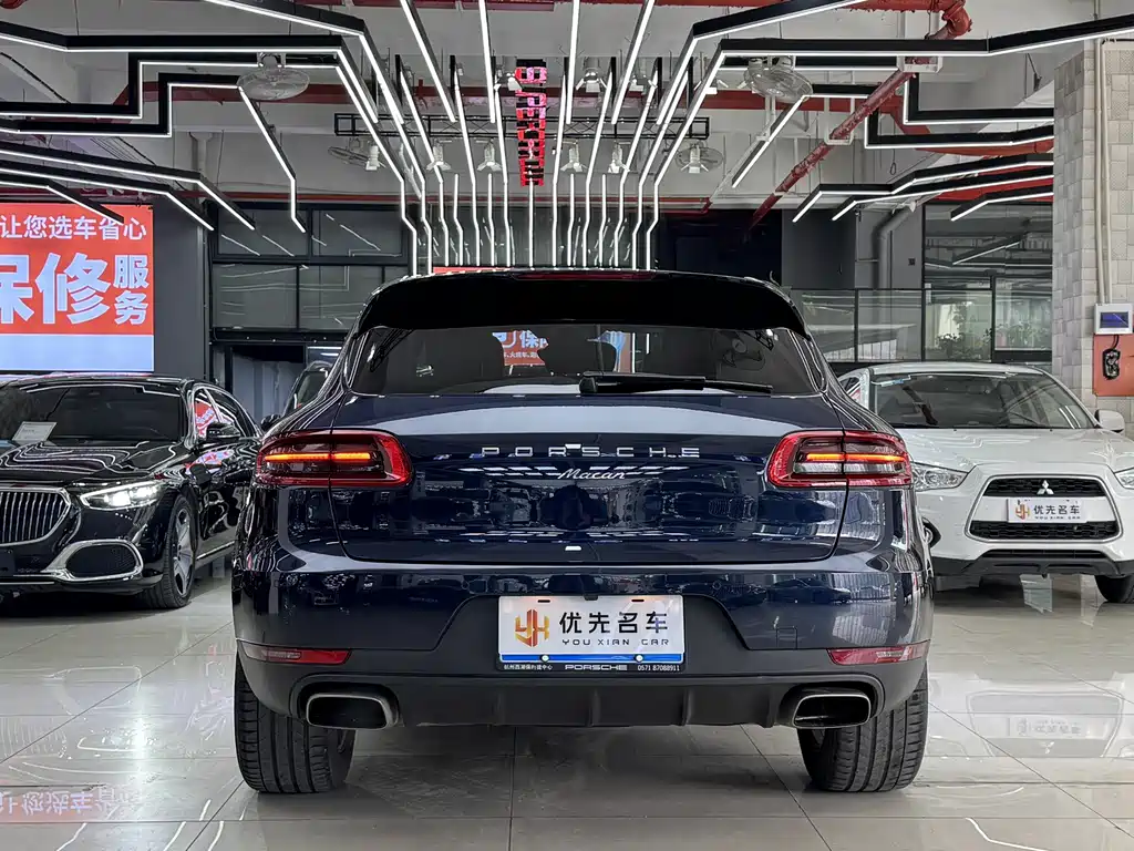PORSCHE MACAN