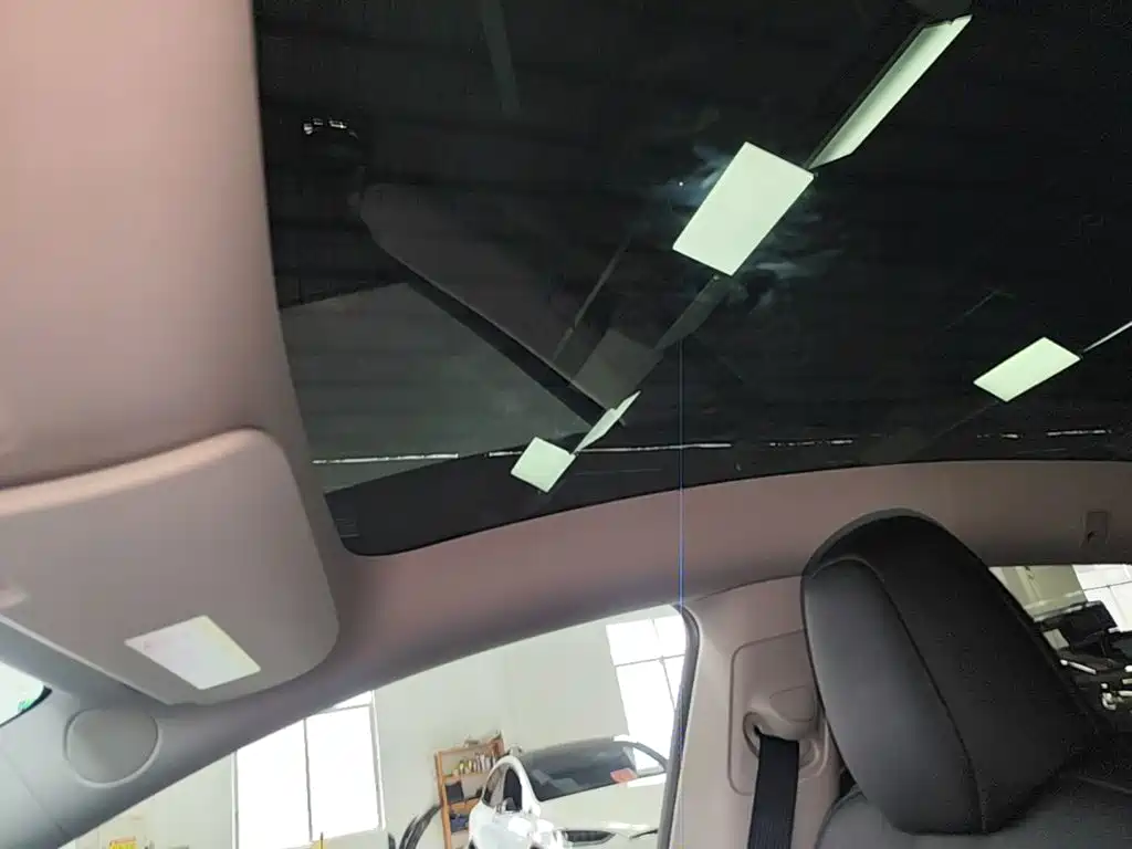 Tesla Model Y — миниатюра 18