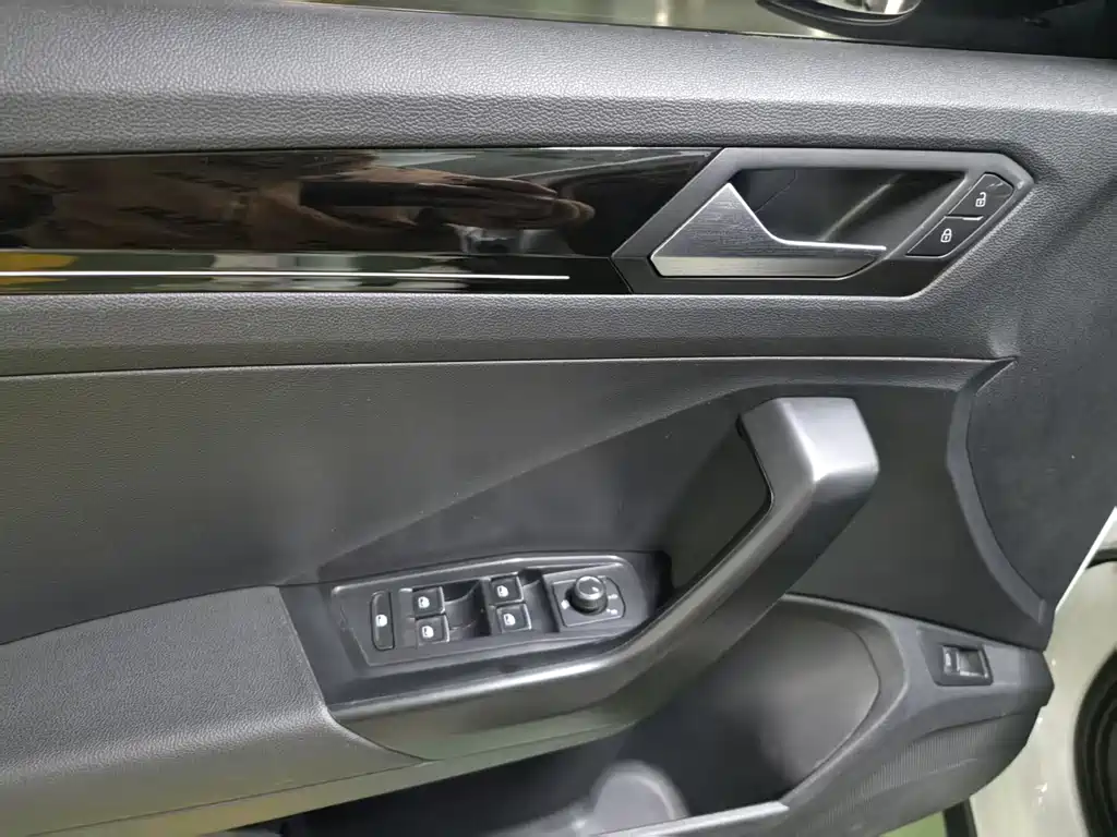 VOLKSWAGEN T ROC EXPLORING SONGS