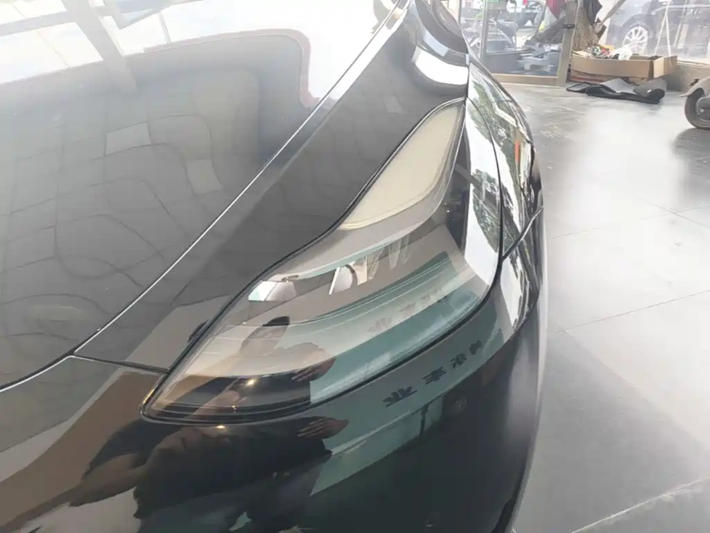 Tesla Model Y — миниатюра 24