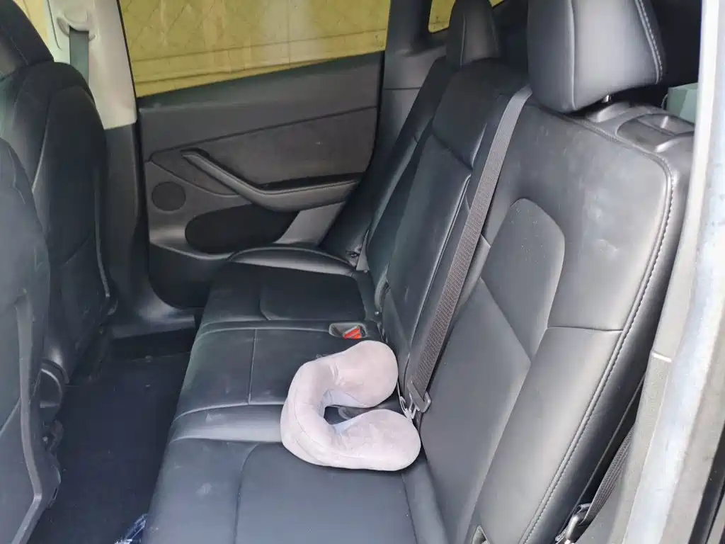 Tesla Model Y — миниатюра 18