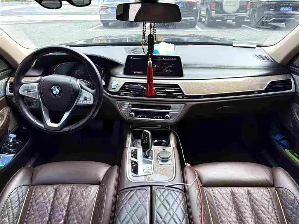 BMW 7 Series — миниатюра 8