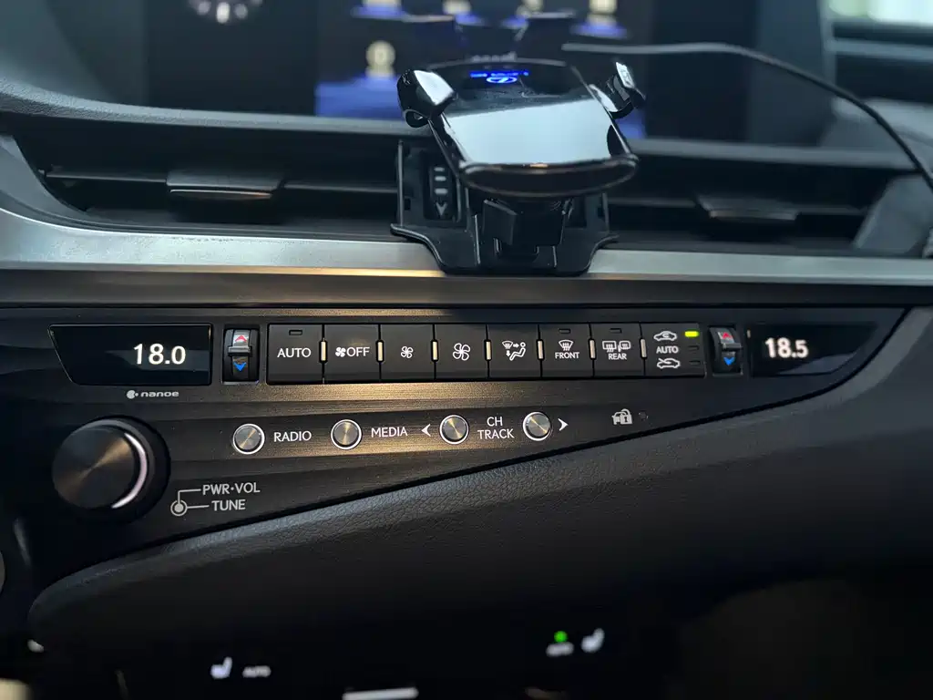 Lexus ES 2018 200 VI