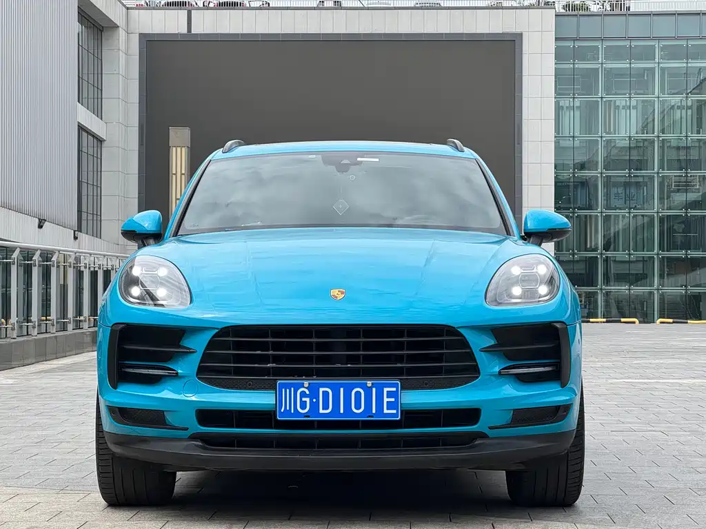 PORSCHE MACAN