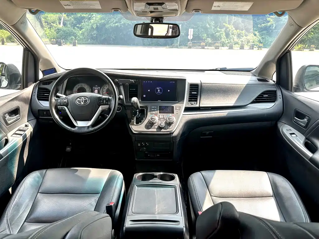 Toyota Sienna — миниатюра 14