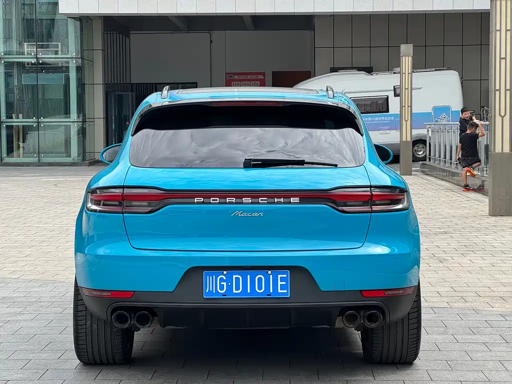 PORSCHE MACAN