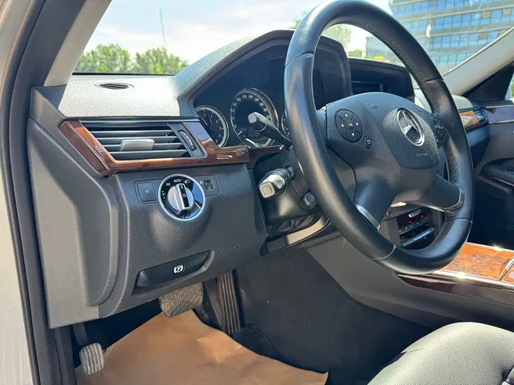 Mercedes-Benz E-Class — миниатюра 14