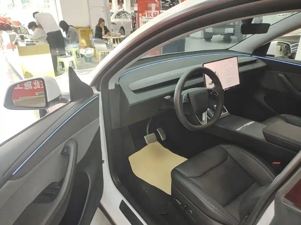 Tesla Model Y — миниатюра 16