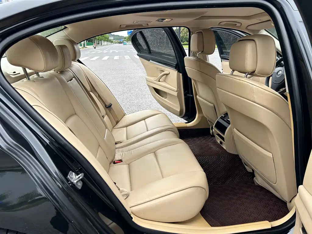BMW 5 Series — миниатюра 10