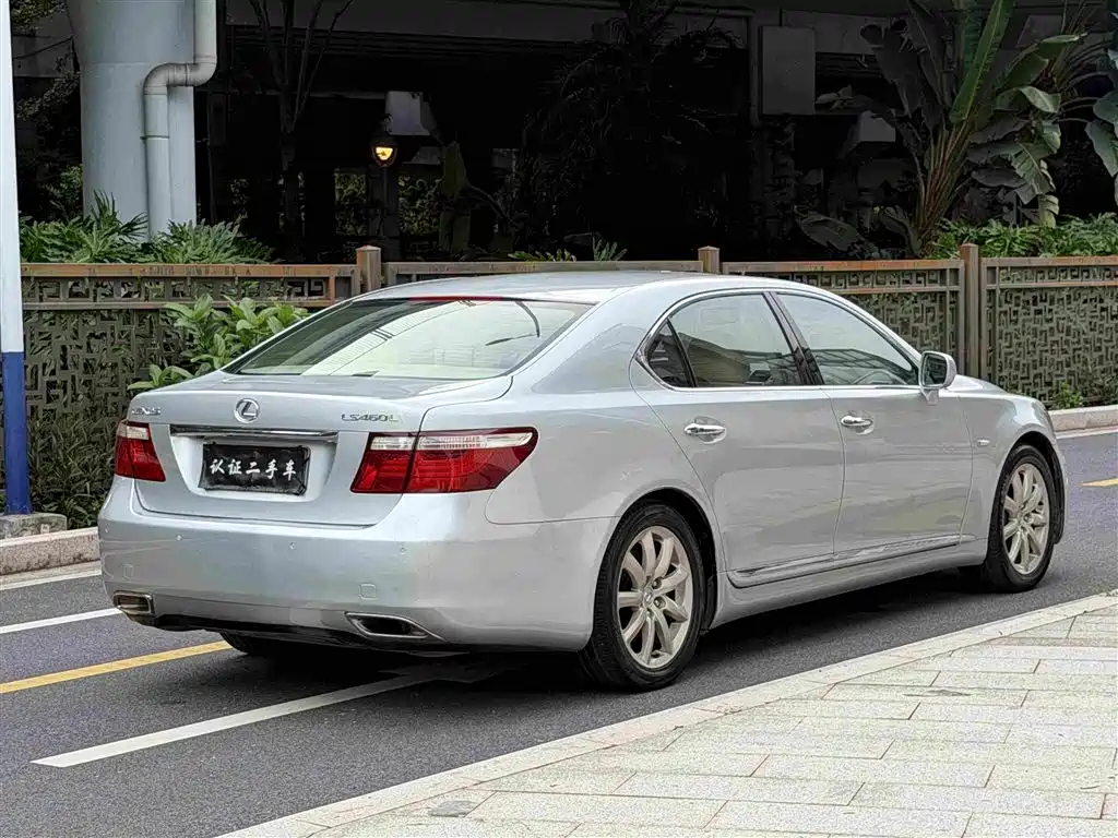 Lexus LS — миниатюра 5