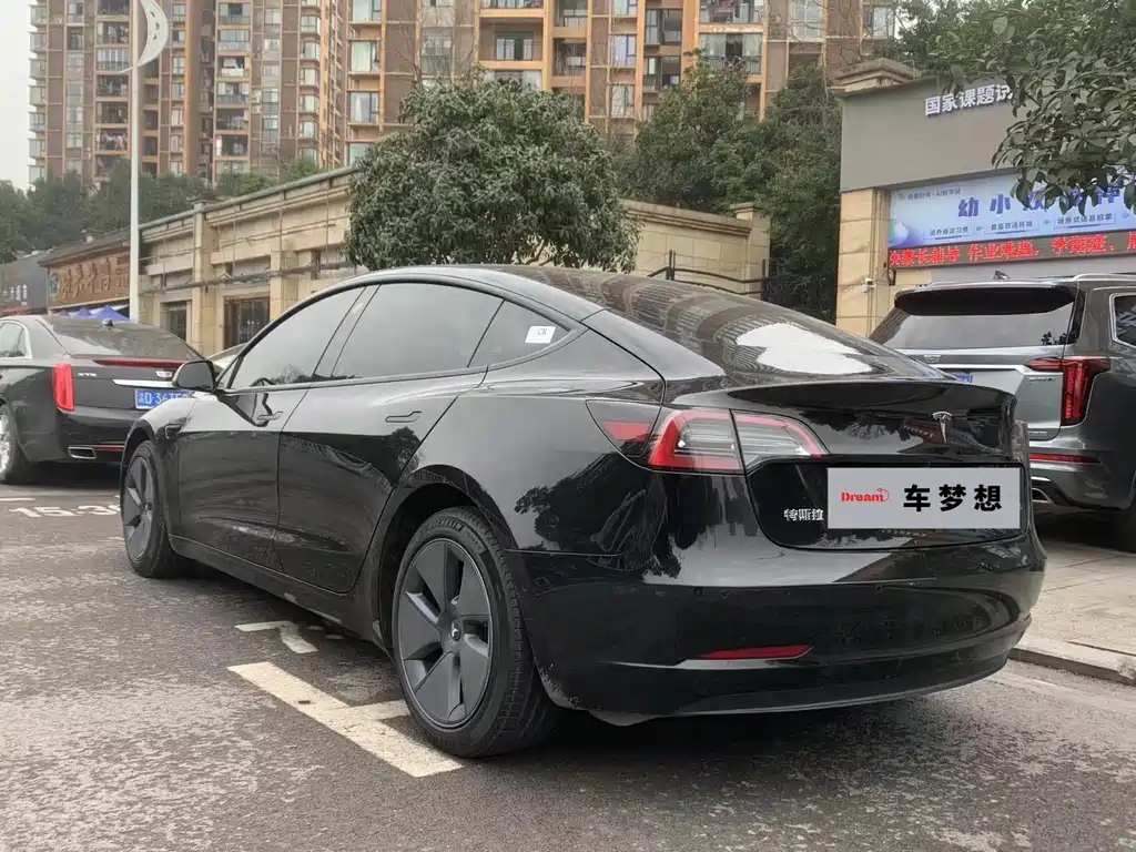 TESLA MODEL 3
