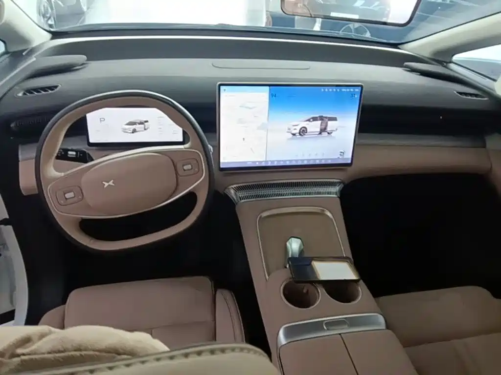 XPeng X9 — миниатюра 10