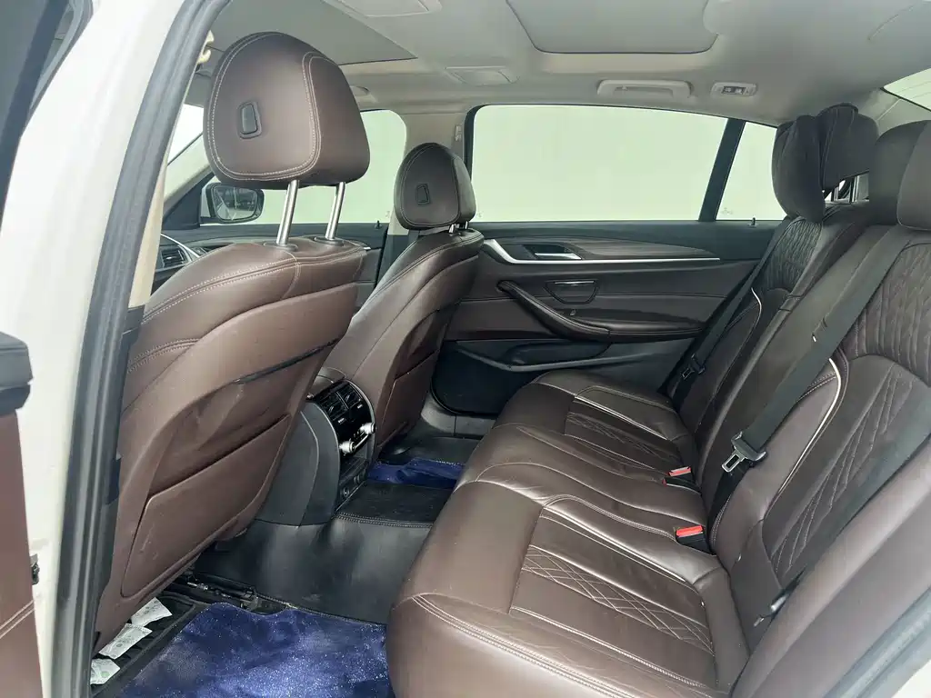 BMW 5 Series New Energy — миниатюра 10
