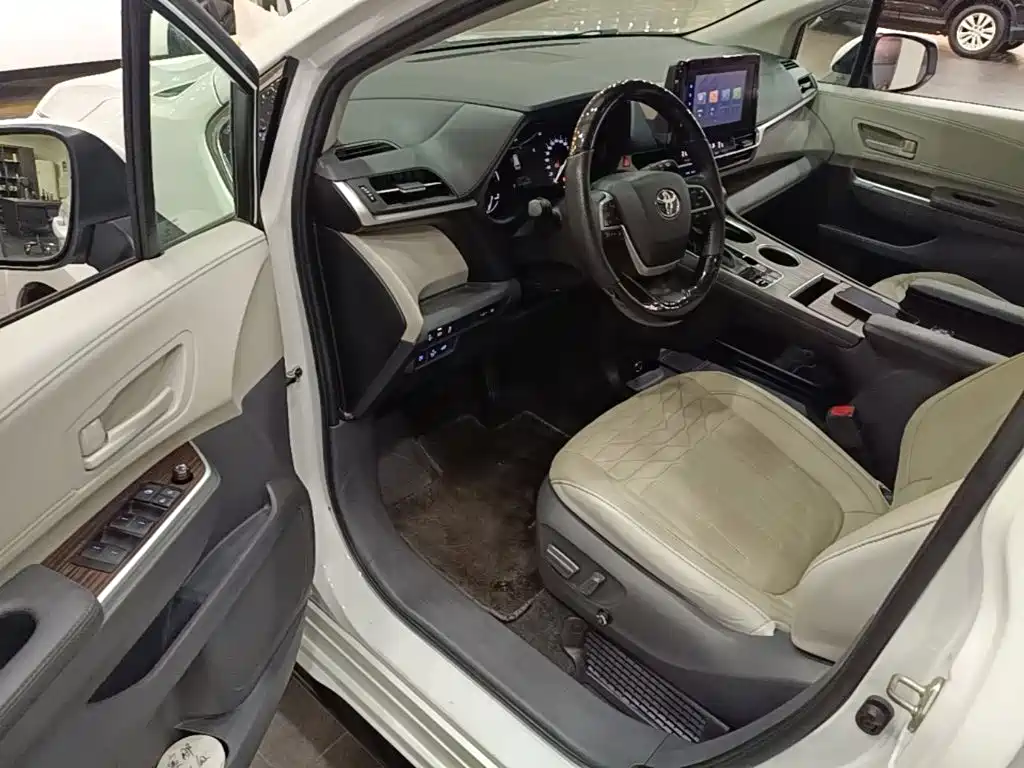 Toyota Sienna — миниатюра 16