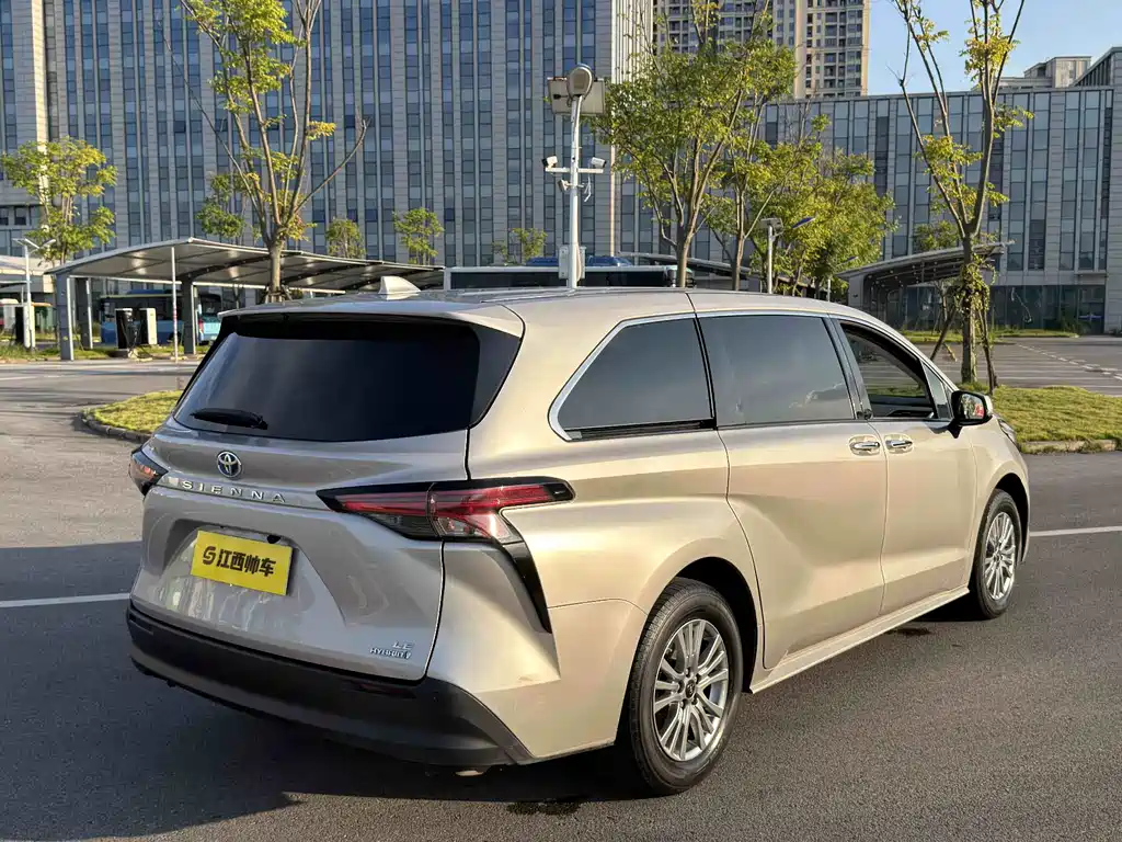 Toyota Sienna — миниатюра 13