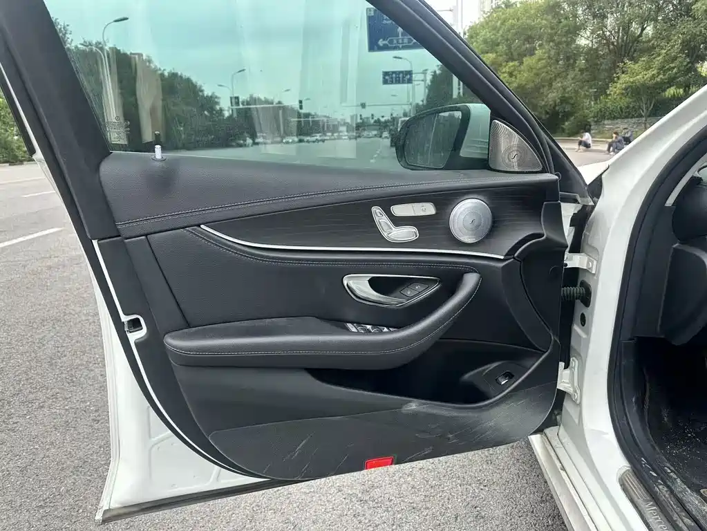 Mercedes-Benz E-Class — миниатюра 7