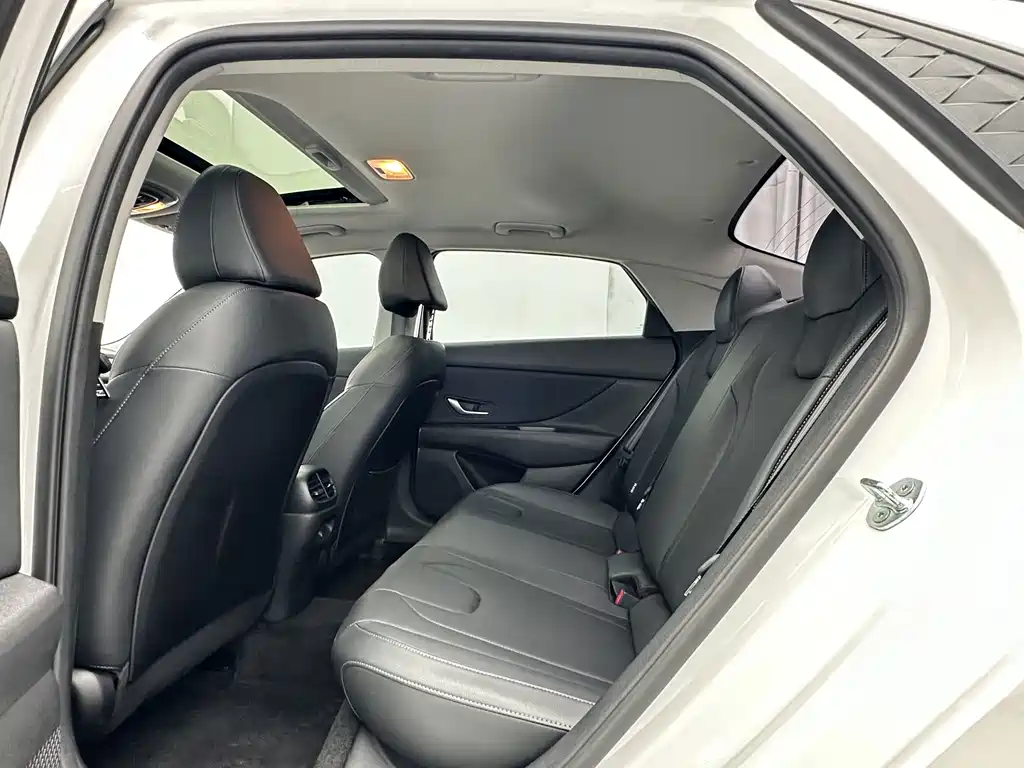 Hyundai Elantra — миниатюра 5