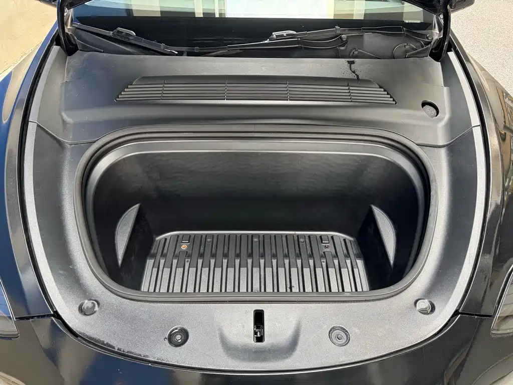 Tesla Model Y — миниатюра 17