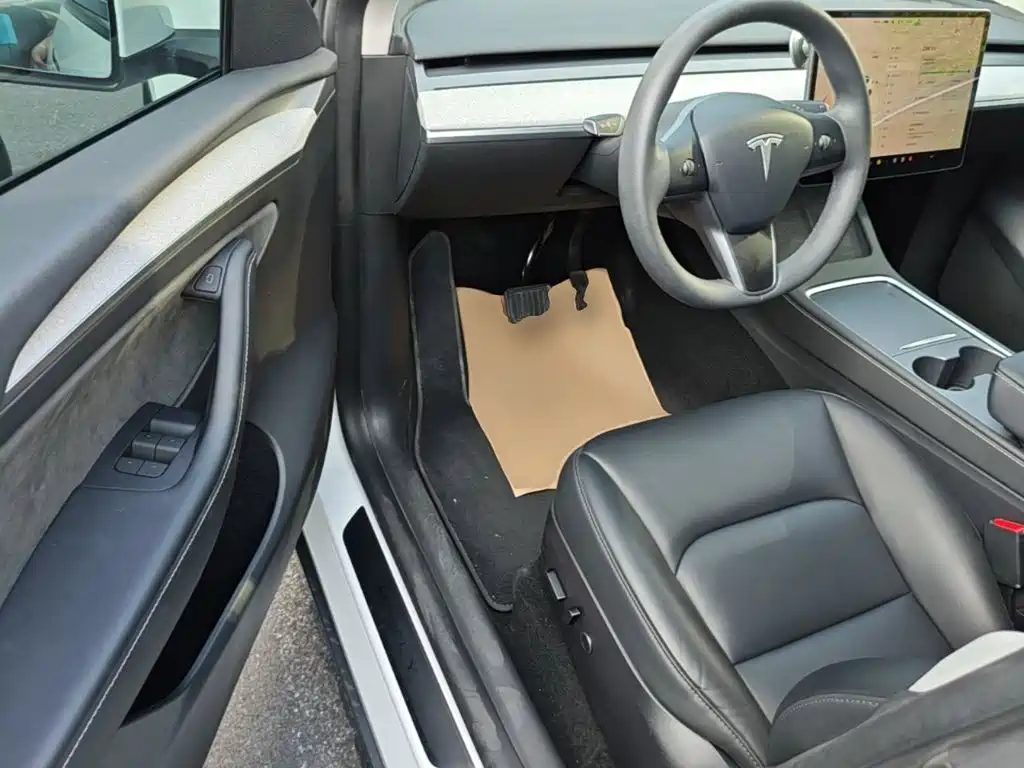 Tesla Model Y — миниатюра 16