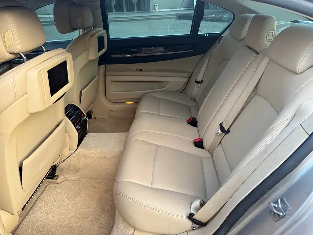 BMW 7 Series — миниатюра 13