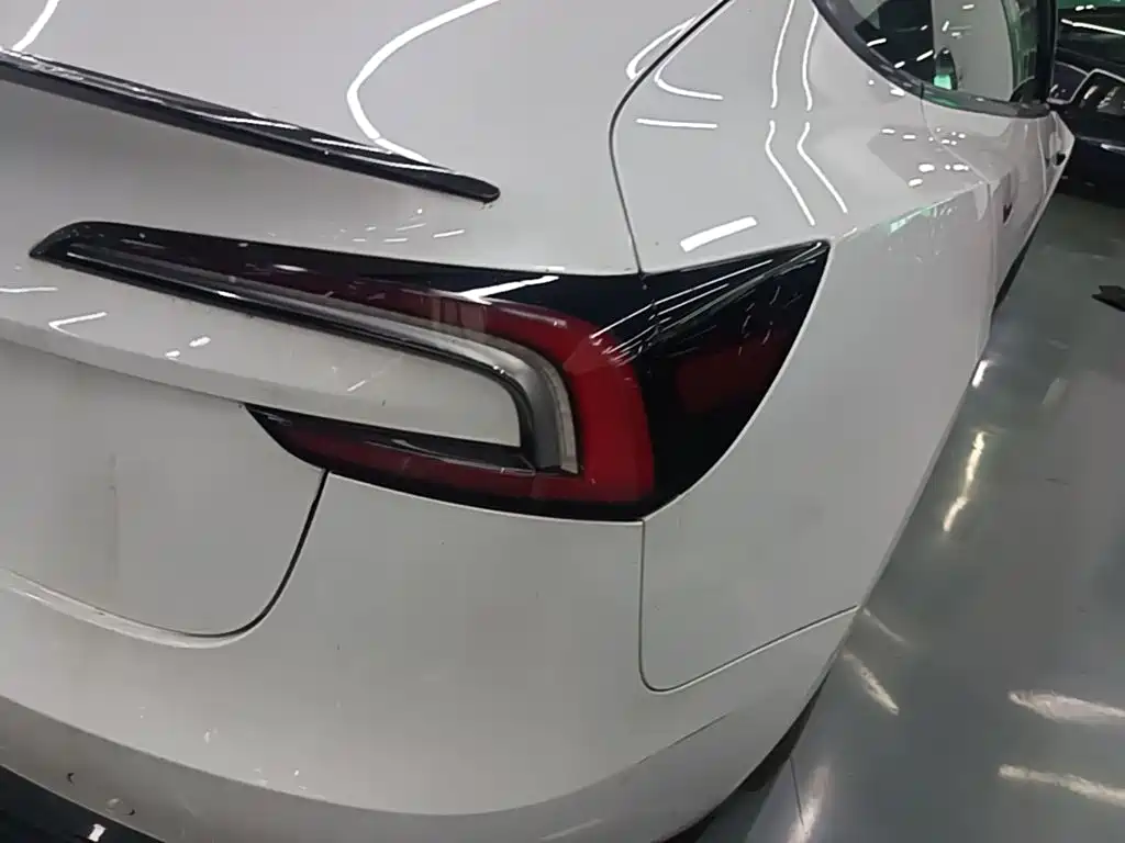 Tesla Model 3 — миниатюра 8