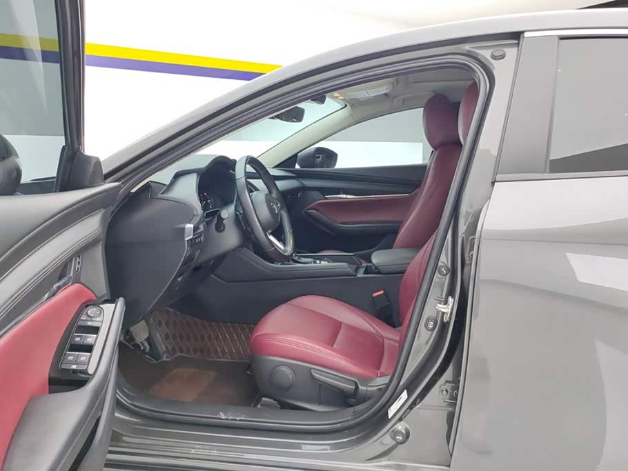 Mazda Mazda3 Axela 2.0 л 2025 г. Серебристо-серый, пробег 36000 км