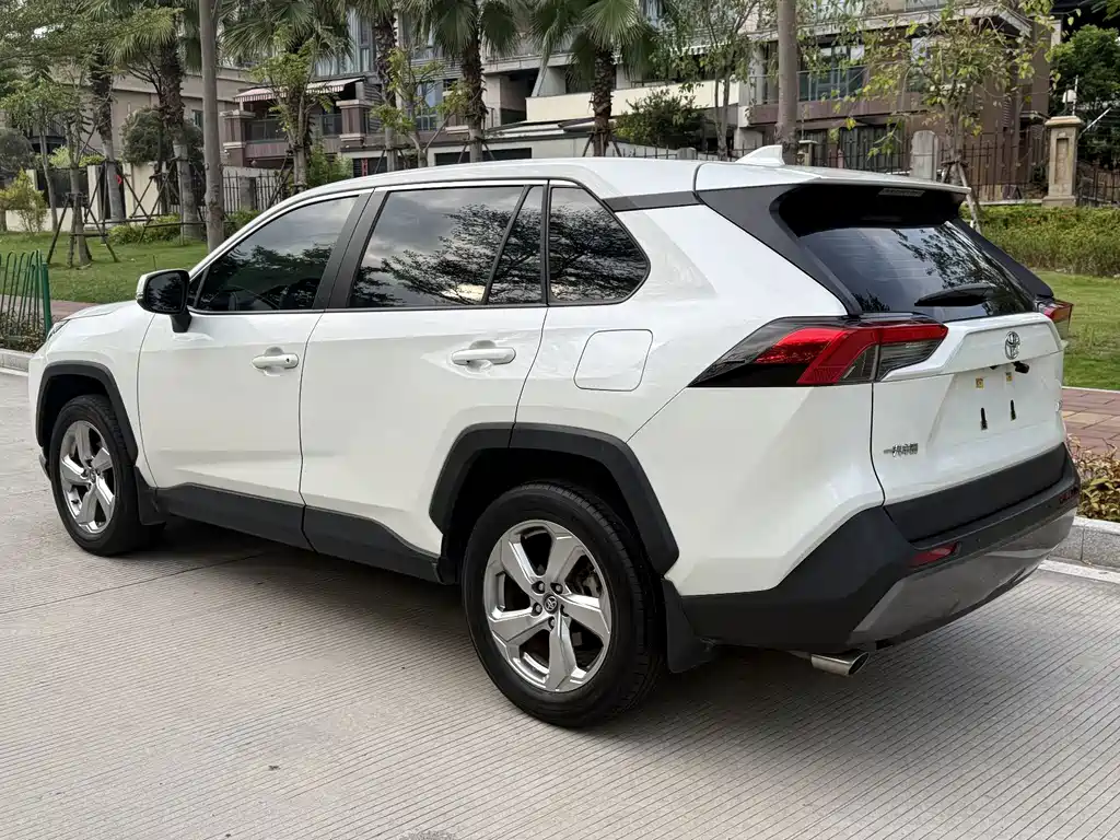 Toyota RAV4 — миниатюра 4